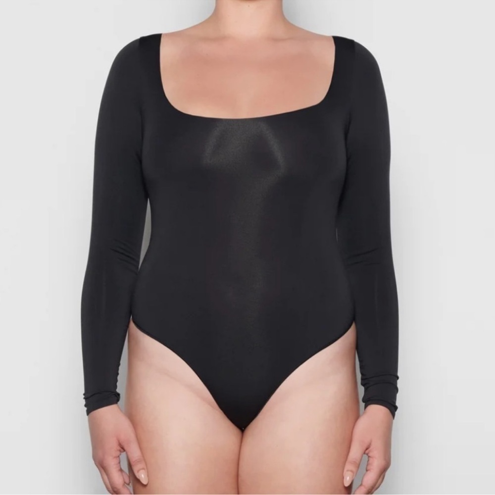 SKIMS  (C4) long sleeve scoop neck essential body suite soot size 4X/5X
